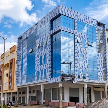 Chantier d'habillage Alucobond Larson sur immeuble à Tanger — WeAlu