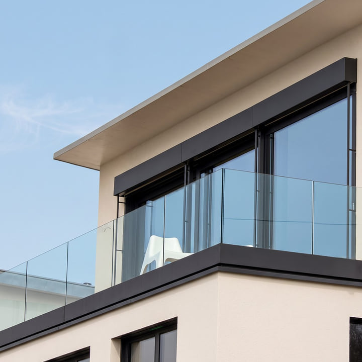 Garde-corps en verre Stadip sécurisé sur balcon contemporain à Tanger — WeAlu Aluminium Tanger
