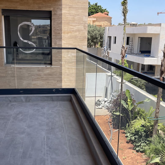 Garde-corps en verre et aluminium thermolaqué noir sur balcon à Tanger — WeAlu
