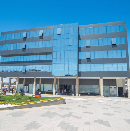 Mur-rideau bleu couvrant la façade d'un immeuble de bureaux à Tanger — Aluminium Tanger
