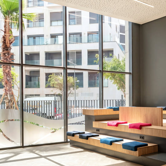 Hall d'accueil vitré par un mur-rideau toute hauteur, projet en zone franche TFZ à Tanger — Aluminium Tanger