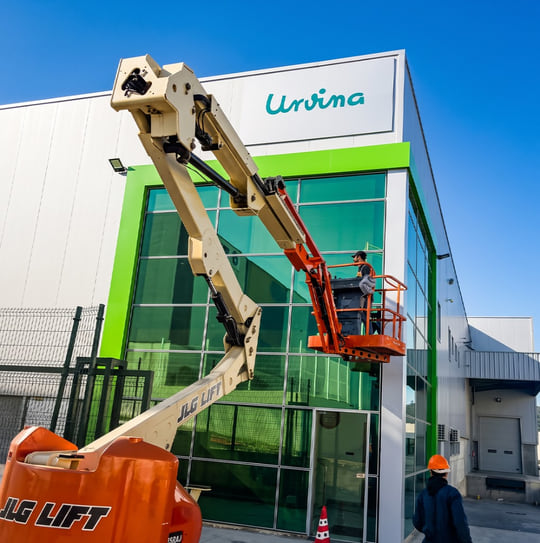 Installation d'enseigne et panneau publicitaire en hauteur avec nacelle à Tanger — WeAlu
