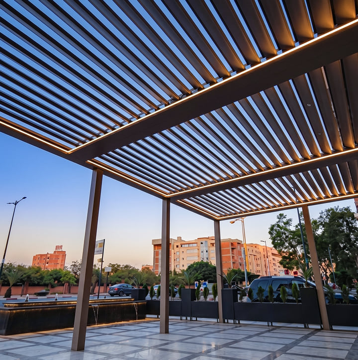 Pergola bioclimatique à lames orientables avec éclairage LED intégré au-dessus d'une terrasse à Tanger — Aluminium Tanger