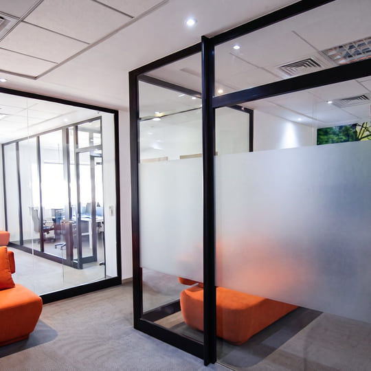 Film sablé décoratif avec découpe logo Technopark sur cloison verre à Tanger — Aluminium Tanger