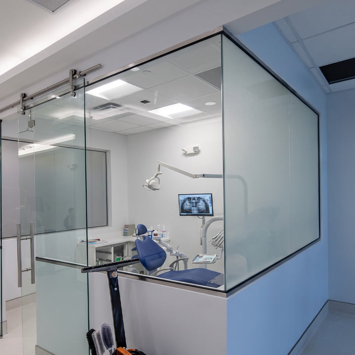 Cloison Smart Glass : panneau transparent et panneau dépoli translucide dans un cabinet à Tanger — WeAlu